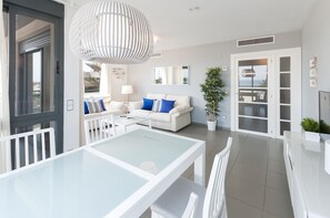TV - Oceanfront with stunning views of the sunset! Recently redecorated !! - only families (Playa de Gandía)