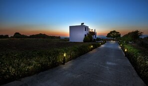 Fachada de la propiedad por la tarde o noche