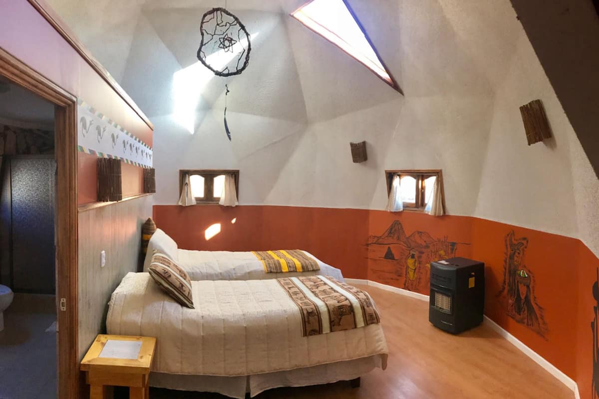 Quarto casal ou duplo, 1 cama de casal ou 2 camas de solteiro, banheiro privativo | Berços (sobretaxa), camas extras/dobráveis (sobretaxa)