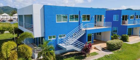 2 sovrum, sängtillbehör av högsta kvalitet och unika möbler