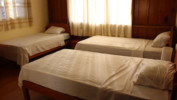 Quarto triplo | Frigobar, cofres nos quartos, escrivaninha, Wi-Fi de cortesia