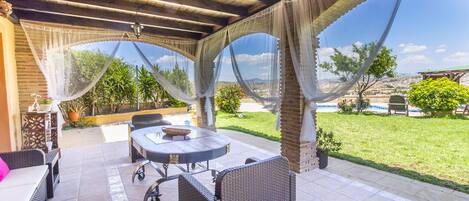 تناول الطعام بالخارج