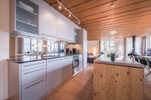 Réfrigérateur, four, lave-vaisselle, cafetière/bouilloire