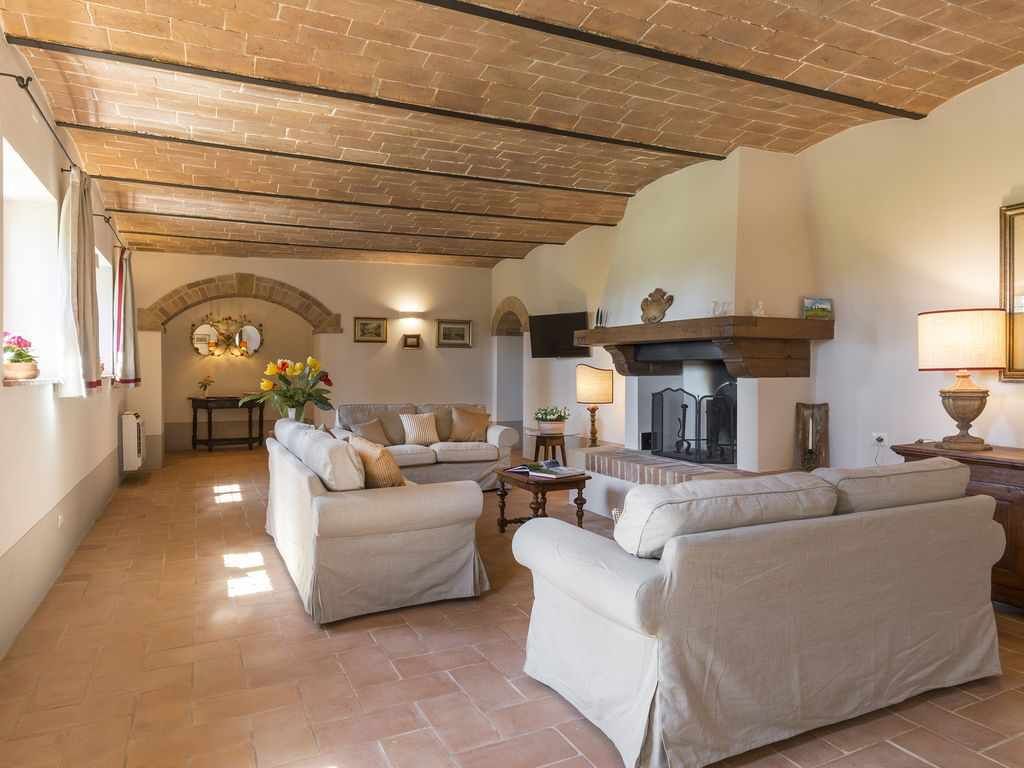 Fernseher, Kamin, DVD-Player, Bücher