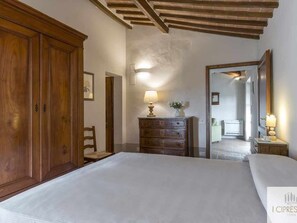5 soverom, skrivebord, strykejern/-brett og reiseseng for barn