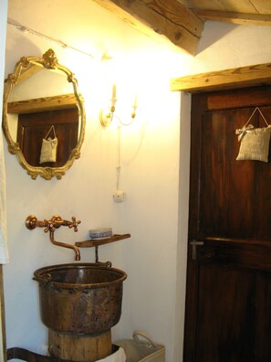 Dusche, Haartrockner, Bidet, Handtücher