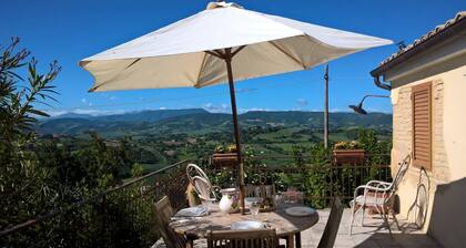 maison de vacances dans les collines à quelques km de la mer entourée par la nature et la paix