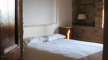 2 habitaciones, tabla de planchar con plancha y cuna de viaje
