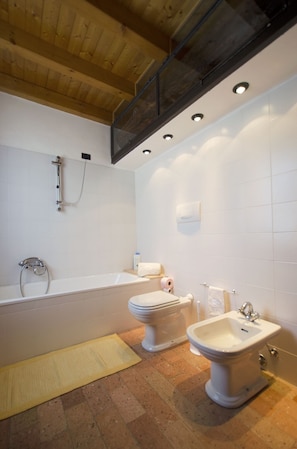 Bañera con ducha, secador de pelo, bidet, toallas