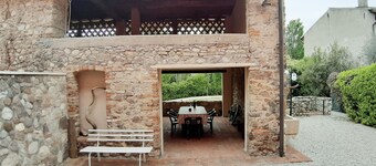Monzambano: House with garden and panoramic loggia with fireplace for barbecue