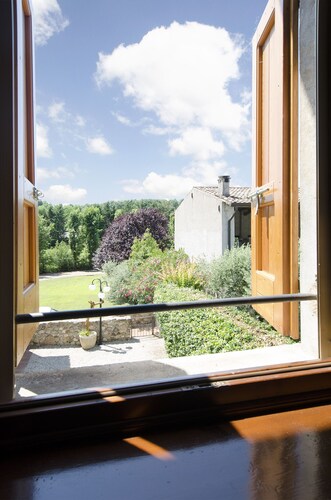 Monzambano: House with garden and panoramic loggia with fireplace for barbecue 