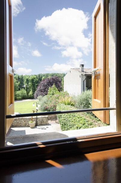 Monzambano: House with garden and panoramic loggia with fireplace for barbecue