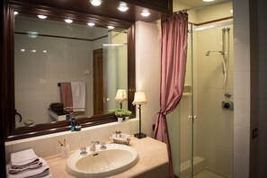 Baignoire, séchoir à cheveux, bidet, serviettes fournies