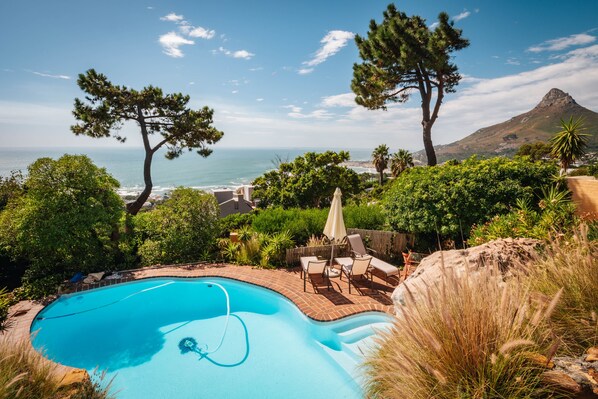 Outdoor pool - Exceptional holiday home with panoramic view in Camps Bay (Cape Town)