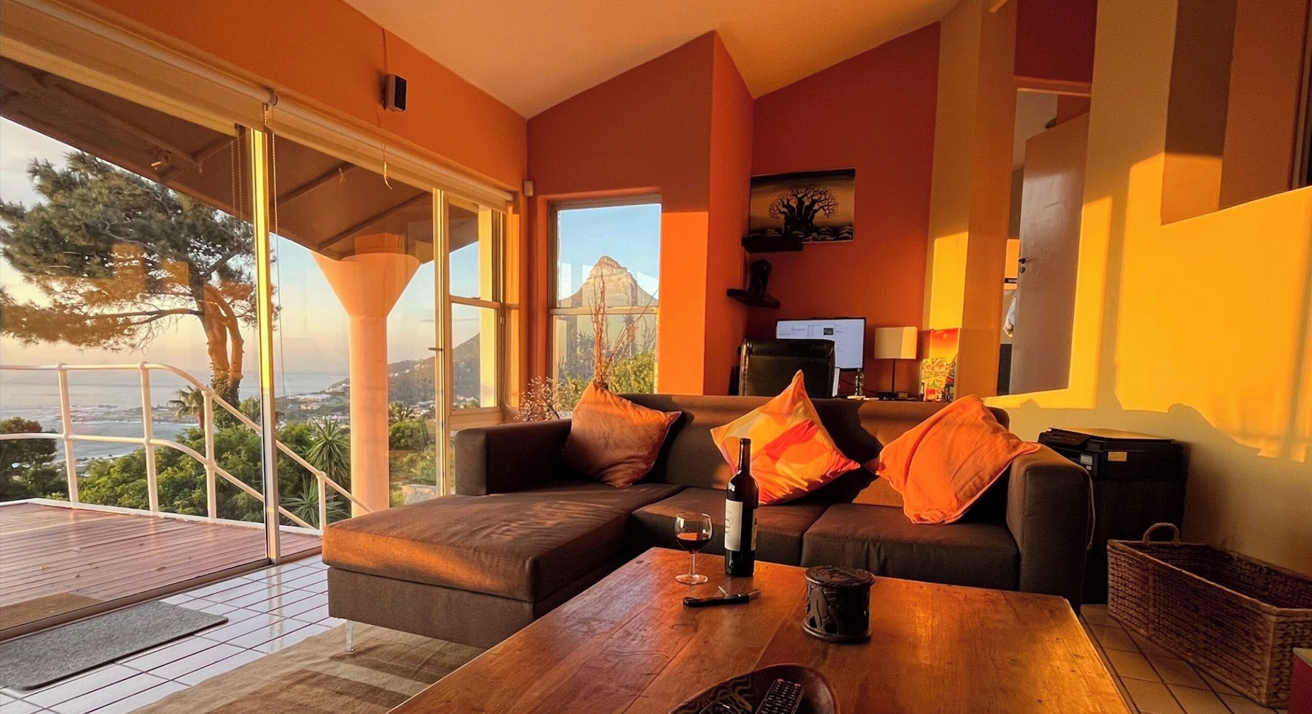 Una Smart TV, una chimenea, un reproductor de DVD, libros