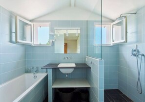 Combinazione doccia/vasca, asciugacapelli, asciugamani