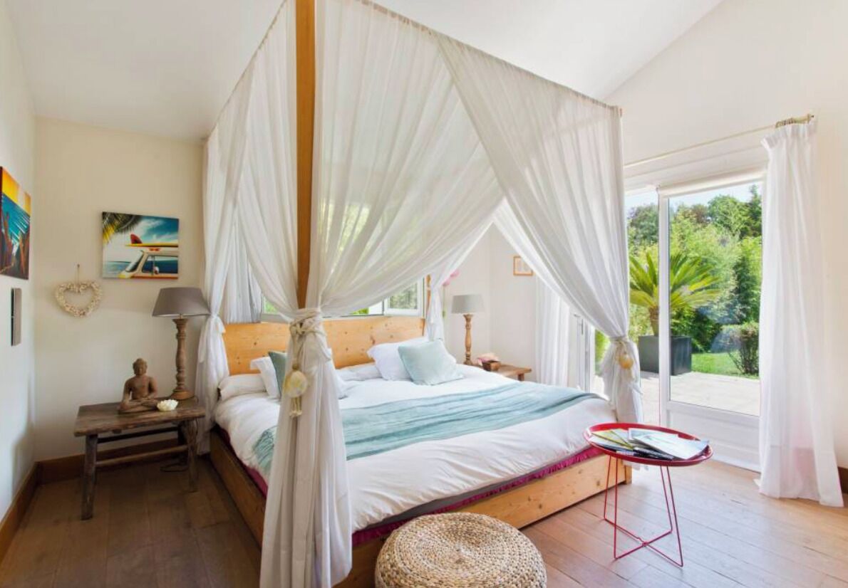 4 quartos, escrivaninha, ferros/tábuas de passar roupa, berço de viagem