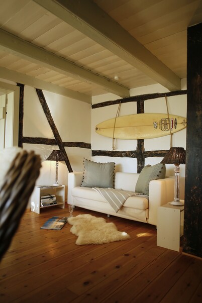 With wood-burning stove, free firewood, WLAN, sauna, garden, a few minutes from the beach.