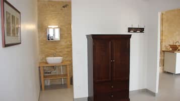 1 habitación, tabla de planchar con plancha y cuna de viaje