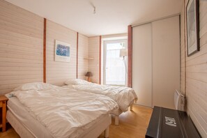 2 bedrooms, iron/ironing board, free WiFi