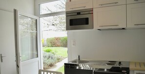 Fridge, microwave, oven, coffee/tea maker
