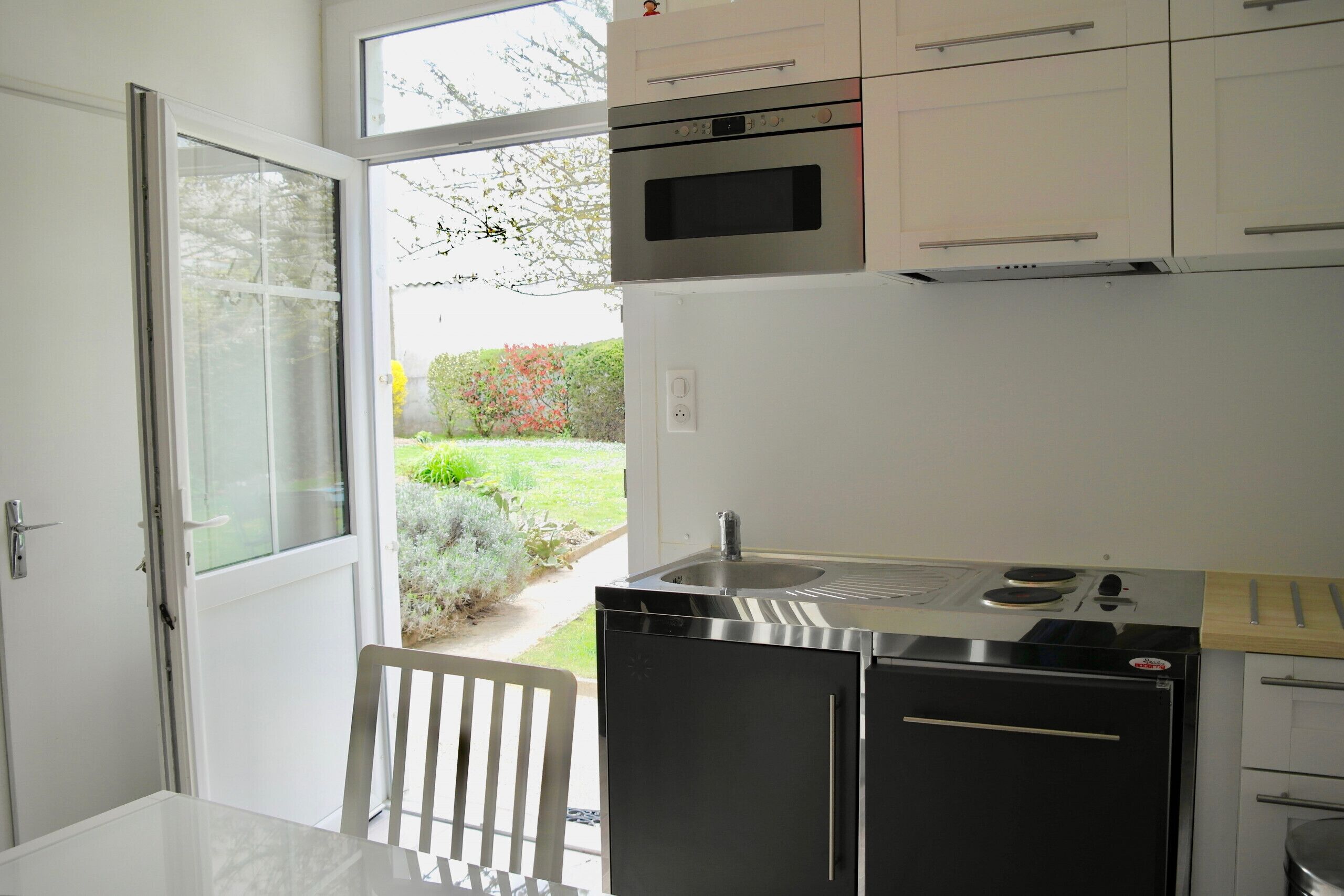 Réfrigérateur, micro-ondes, four, cafetière/bouilloire