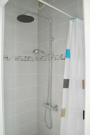 Douche, sèche-cheveux