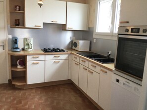 Réfrigérateur, micro-ondes, lave-vaisselle, cafetière/bouilloire