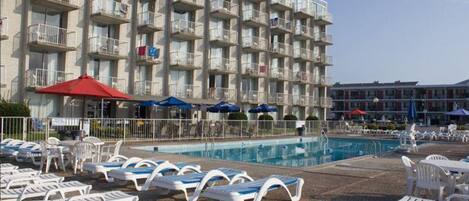 Kauden mukainen ulkouima-allas avoinna 9.00–19.00, aurinkovarjoja