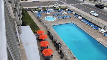 Piscine extérieure (ouverte en saison), parasols de plage