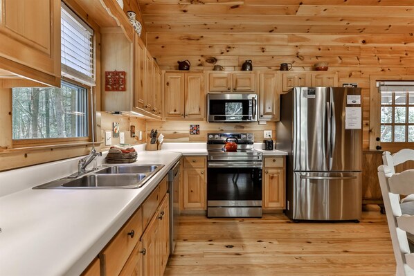 Fridge, oven, stovetop, dishwasher