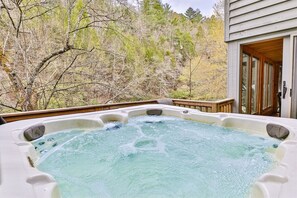 Outdoor spa tub - Riverside Runaway | Ellijay, GA (Ellijay)