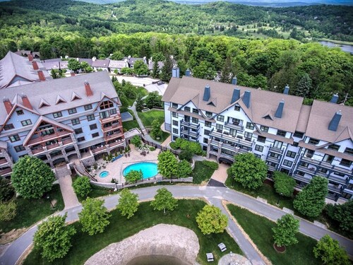 Stratton base condo w/ pool & hot tub