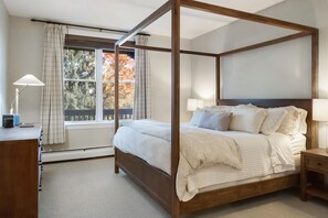 3 bedrooms, iron/ironing board, travel crib, free WiFi - Stratton base condo w/ pool & hot tub (Winhall)