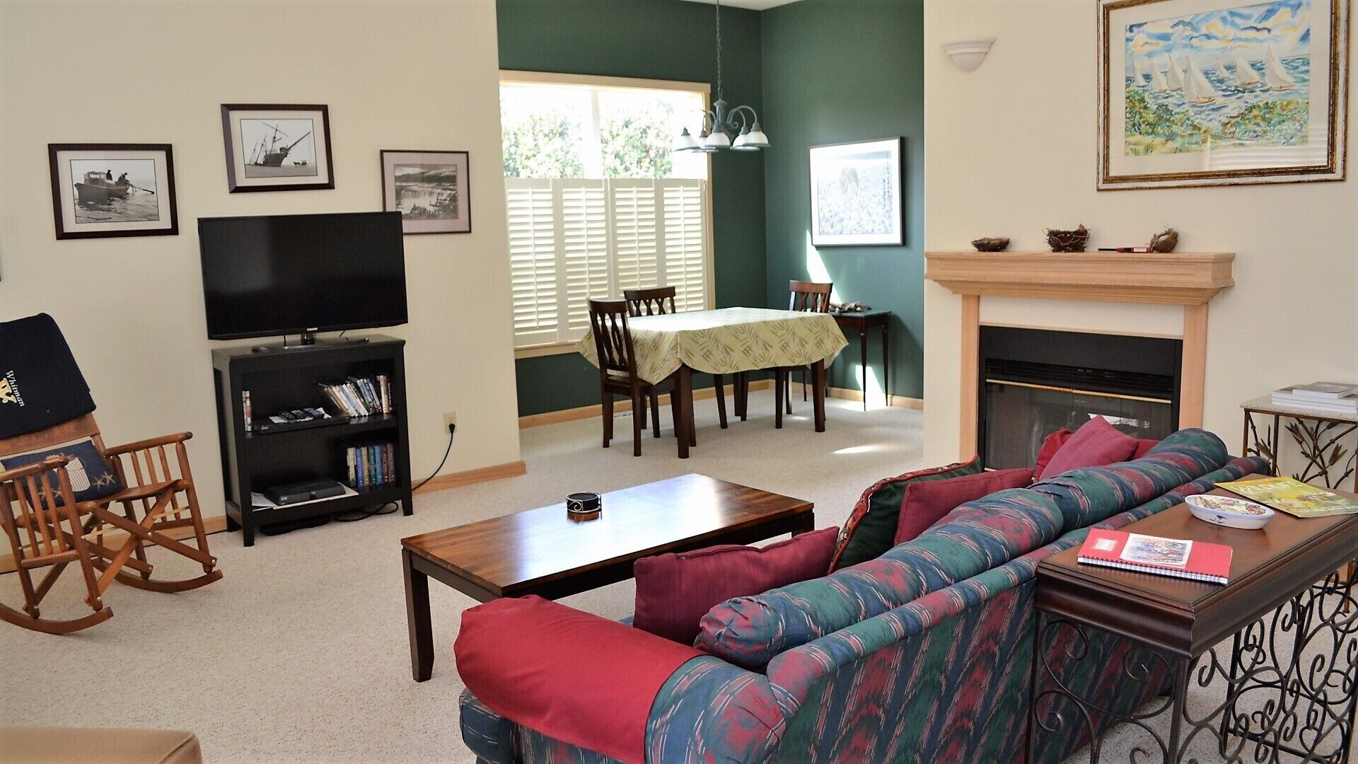 3Bed/3Bath Beautiful Home  Lovely Yard  with Deck and Picnic Table