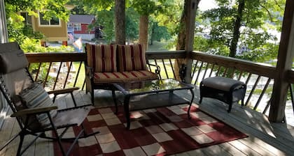 Cozy Lake Front Mökki w / telakka, täydellinen perhe perääntyä!