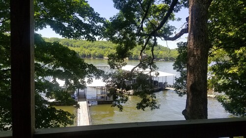 Cozy Lake Front Mökki w / telakka, täydellinen perhe perääntyä!