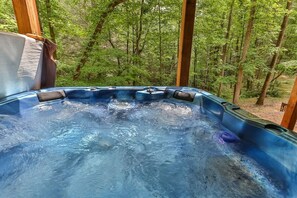 Outdoor spa tub - Tranquility On The Creek | Ellijay, GA (Ellijay)