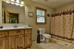 Shower, hair dryer, towels - Tranquility On The Creek | Ellijay, GA (Ellijay)