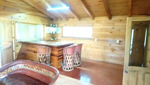 Cabaña Deluxe, 3 habitaciones, 2 baños | Sala de estar | Televisión de pantalla plana y chimenea