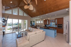 Televisie, een open haard en een dvd-speler