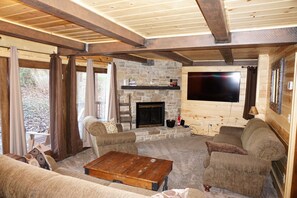 Smart TV, fireplace - Ski in Ski out to a beginner slope. (Hidden Valley)