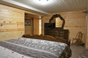 4 habitaciones, tabla de planchar con plancha, wifi y ropa de cama 