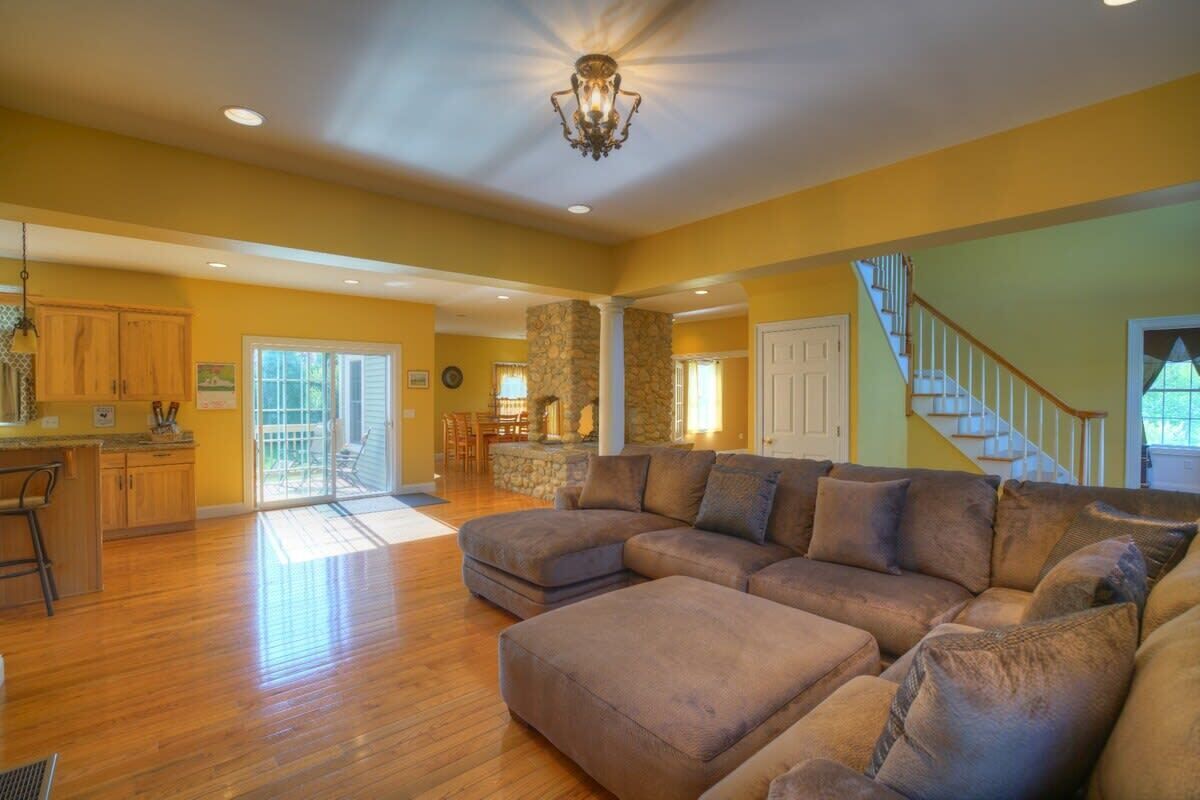 Télévision à écran plat, baby-foot, espaces bureaux