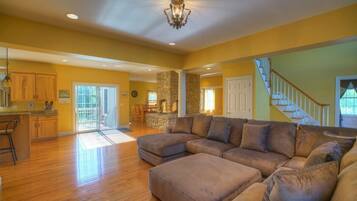 Télévision à écran plat, baby-foot, espaces bureaux