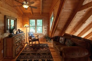 Fireplace, DVD player - Water`s Edge | Blue Ridge, GA (Blue Ridge)