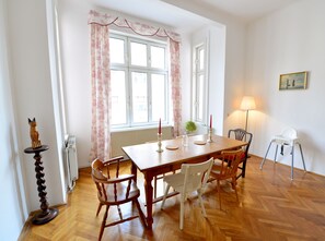 Dining - SUPERHOST - classy apartment, 10 min to the centre (Landstraße)