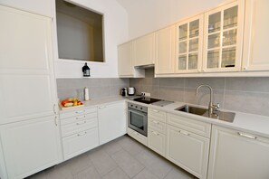 Kühlschrank, Mikrowelle, Ofen, Herdplatte