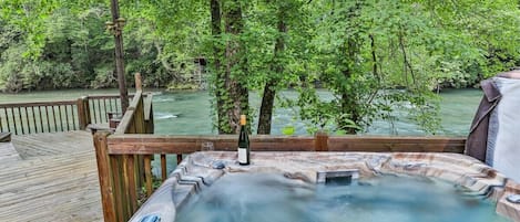 Outdoor spa tub