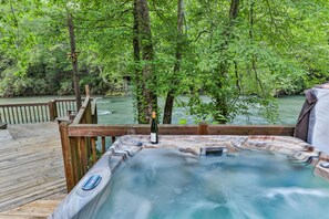 Outdoor spa tub - Lofty Pines on the Cartecay (Ellijay)